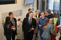 Familien der Absolvierenden vor dem HS1 des SRG am Buffet