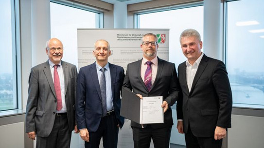 (v.r.n.l): Minister Pinkwart, Dr. Christian Sonntag, INOSIM GmbH, Manuel Remelhe, Bayer AG und Prof. Sebastian Engell. Minister Pinkwart übergibt Förderbescheid für Projekt OptiProd