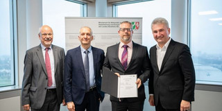 Minister Pinkwart übergibt Förderbescheid für Projekt OptiProd