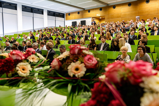 Publikum im Hörsaal des Seminarraumgebäudes