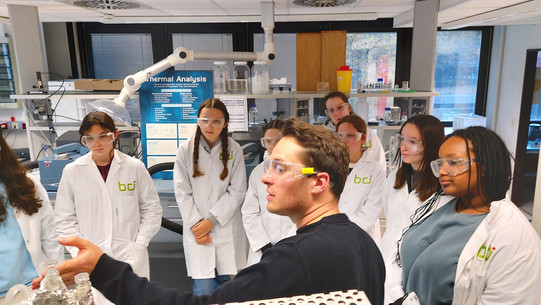 Ein Mitarbeiter  der BCI erklärt den Schülerinnen von MinTU Ausstattungsgegenstände im Labor.