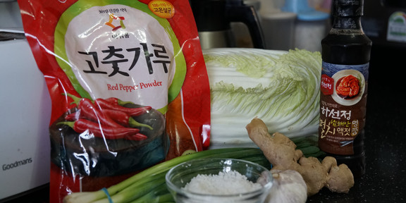 Kimchi Zutaten: Chinakohl, CHilipulver, Frühlingszwiebeln, Ingwer, Knoblauch, Reismehl und Sojasauce