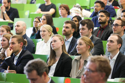 Familien der Absolvierenden im HS1 des SRG