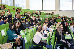 Familien der Absolvierenden im HS1 des SRG
