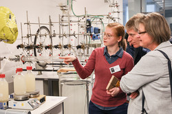 Besucher bei Ausstellung „Engineering meets Art“ schauen sich ein Objekt an