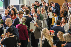 Familien der Absolvierenden vor dem HS1 des SRG am Buffet