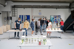 Gruppe von Studenten bei Ausstellung Engeneering Meets Art