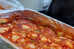 Rotes Kimchi in einem Behälter