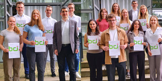 Gruppenfoto der Studierenden, die eine Urkunde erhalten haben. 