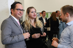 Familien der Absolvierenden vor dem HS1 des SRG am Buffet