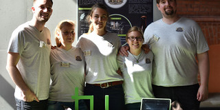 Brau AG 2018 Drei Frauen und zwei Männer in weissen T-Shirts mit Logo stehen nebeneinander in einem Raum