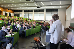 Familien der Absolvierenden im HS1 des SRG werden vom Fotografen belichtet