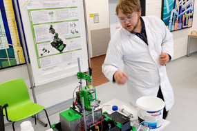 Student in Laborkittel erklärt das diesjährige ChemCar