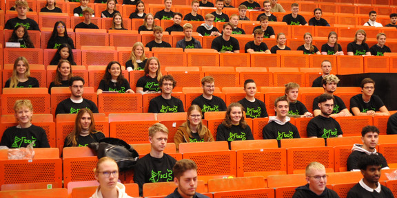Gruppenfoto der O-Phase 2022 in BCI Shirts im Hörsaal