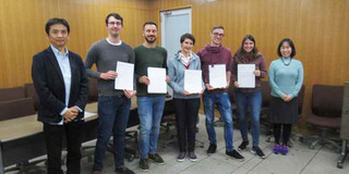 Japanpraktikum 2019 Sieben Personen stehen nebeneinander mit ihren Auszeichnungen in der Hand
