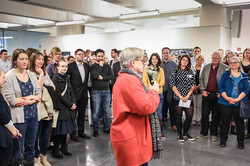 Besucher bei Ausstellung „Engineering meets Art“ schauen sich ein Objekt an