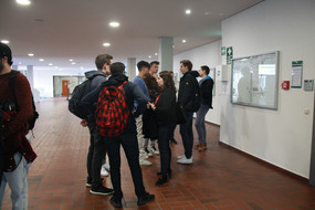 Studierene stehen im Foyer des Audimax