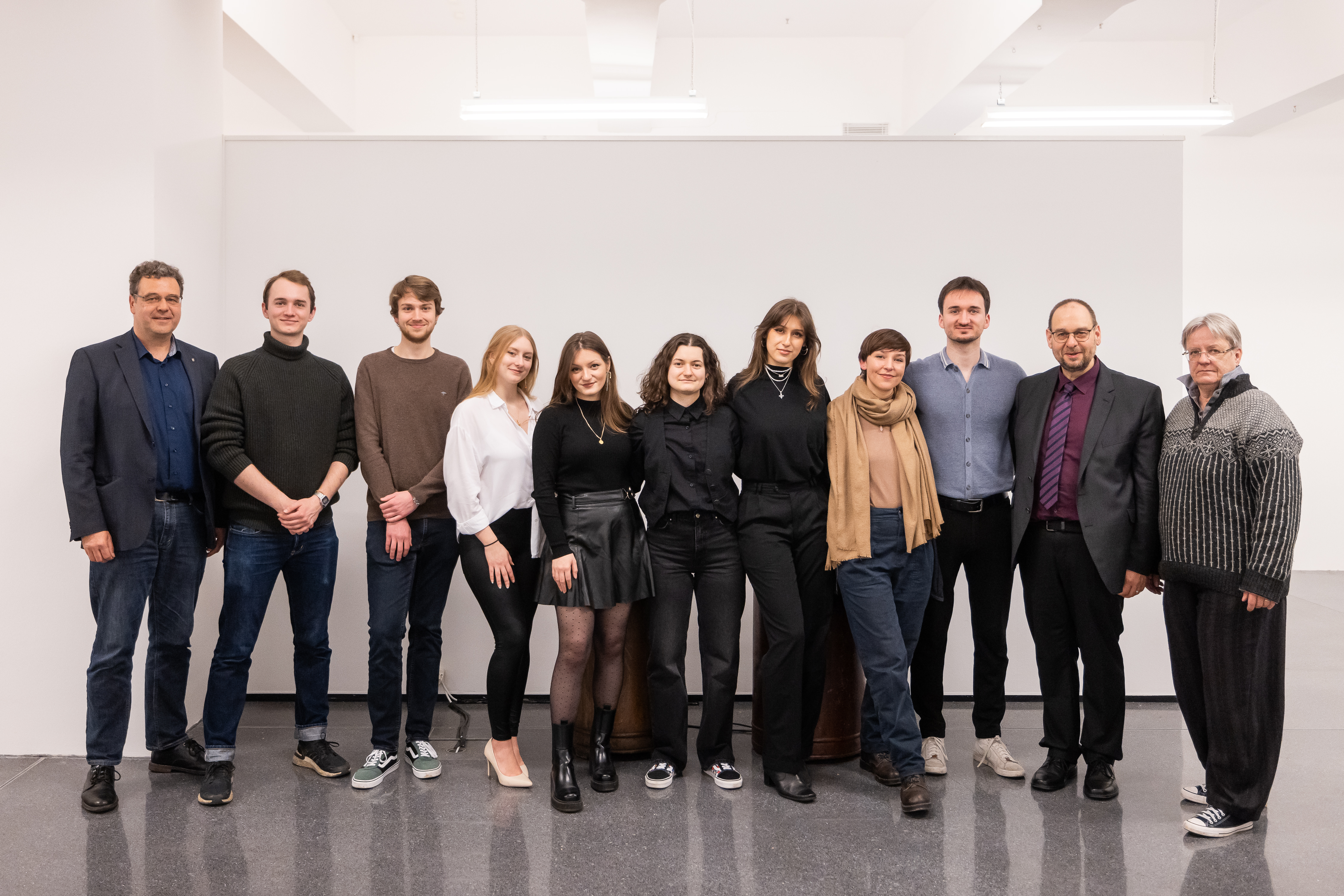 Group photo of the participating artists, Prof. Welzel, Prof. Kockmann and Mr. Hester