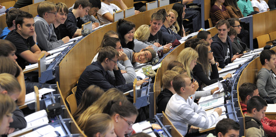 Studierende sitzen in einer Vorlesung im Audimax.