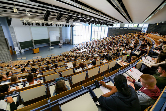 Students sitting in a lecture in the audimax.