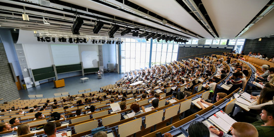 Studierende sitzen in einer Vorlesung im Audimax. 