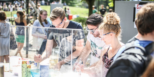 Studierende mit Schutzbrillen am Trockeneisstand